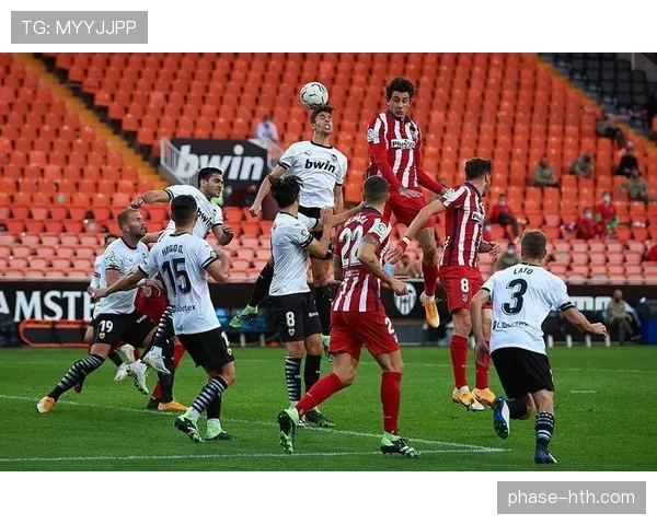 西甲保级战再起烽烟:关键对决助球队重振士气,全力抢分逆袭 西甲保级战再起烽烟:关键对决助球队重振士气,全力抢分逆袭