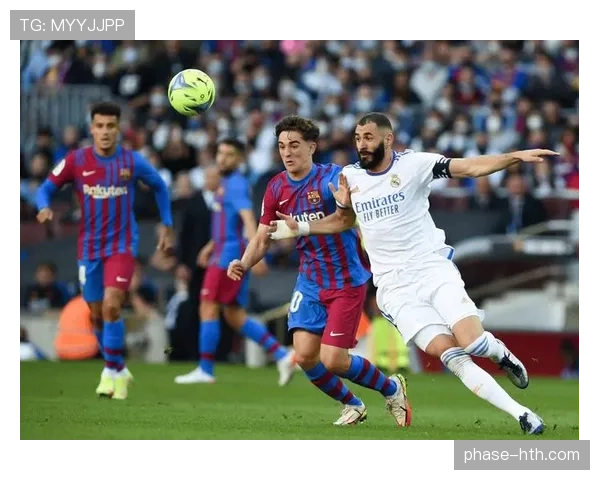 西甲焦点战:巴萨与皇马再度交锋,争夺榜首形势值得关注。 西甲焦点战:巴萨与皇马再度交锋,争夺榜首形势值得关注。