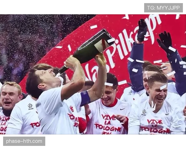 莱万在超市推满车香槟结账，我还在为半斤肉排队