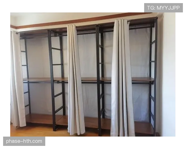 常园衣帽间像精品店，我看着衣架都想给银行卡道歉